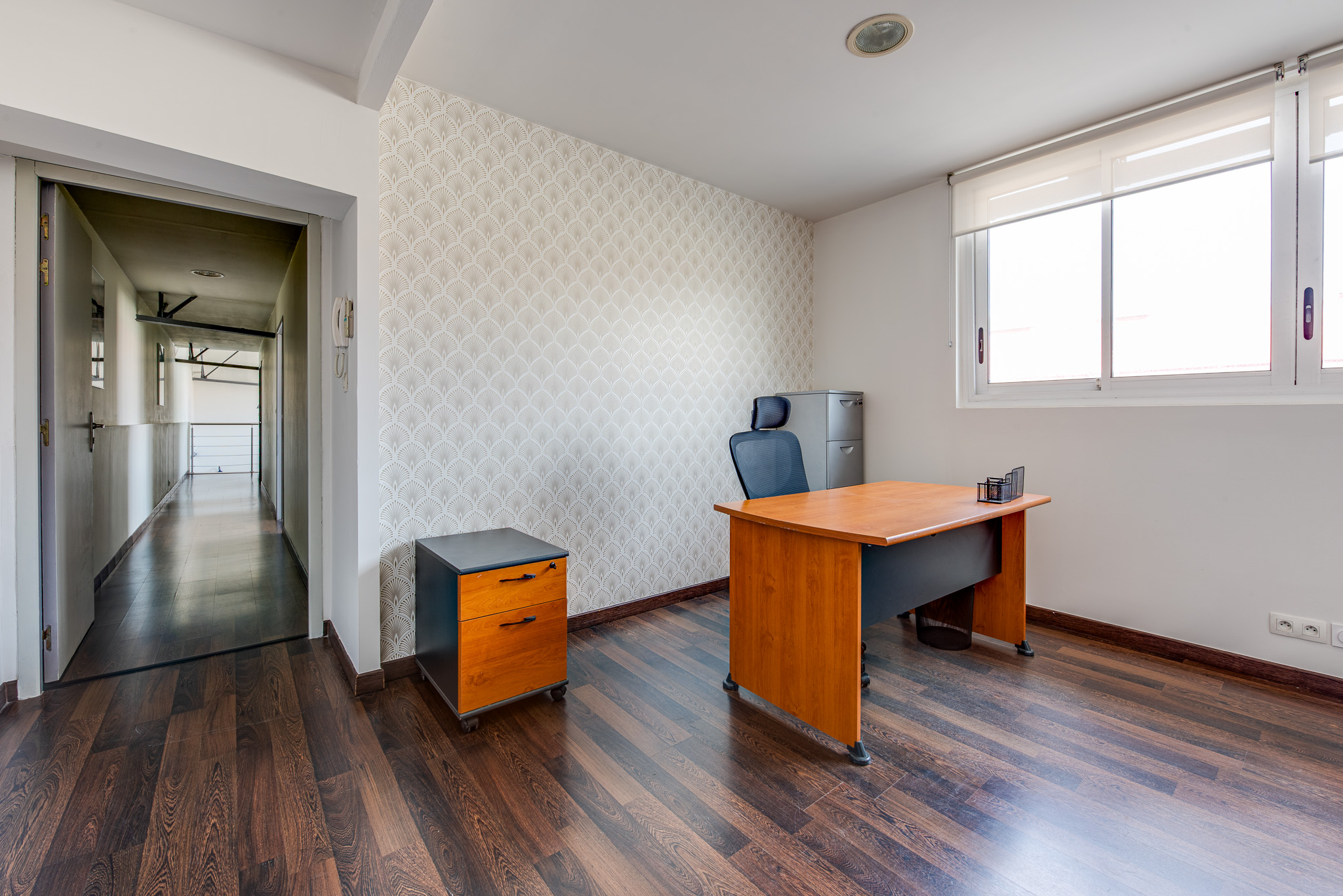 Bureau professionnel équipé à Biarritz — bureau bois et caisson de rangement