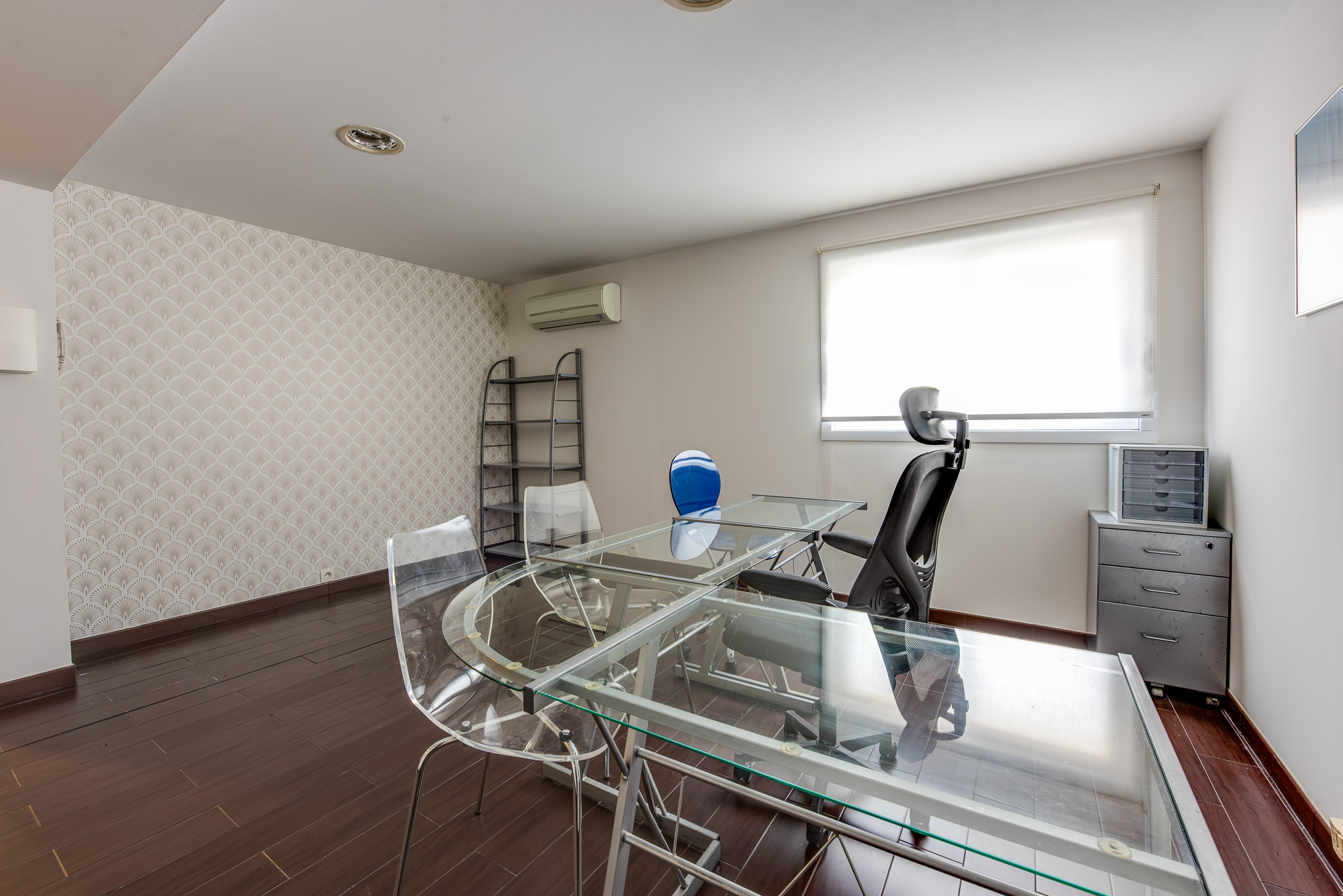 Bureau privatif design à Biarritz — table en verre et chaises modernes