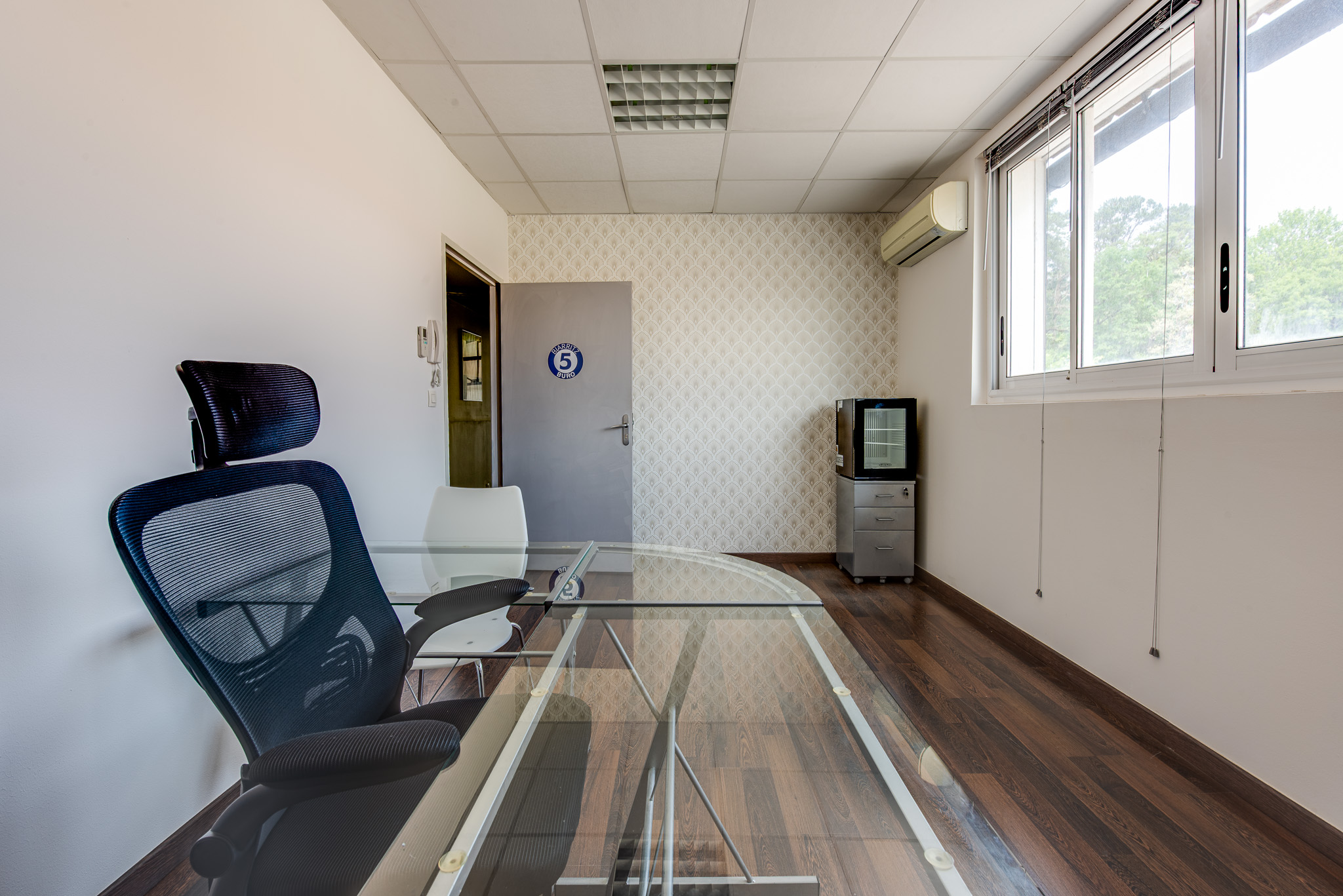 Bureau privé meublé à louer à Biarritz — fauteuil ergonomique et climatisation
